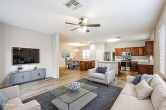 8227 W Florence Ave in Phoenix, AZ - Building Photo - Building Photo