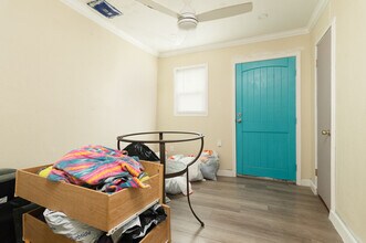 560 W Highland Blvd in San Antonio, TX - Building Photo - Building Photo