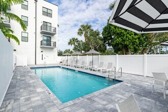 The Bella Downtown in Bonita Springs, FL - Foto de edificio - Building Photo