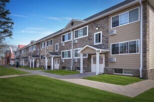 609 Tulip Ave in Stewart Manor, NY - Building Photo