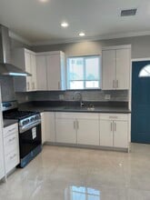 16242 Londelius St in North Hills, CA - Foto de edificio - Building Photo