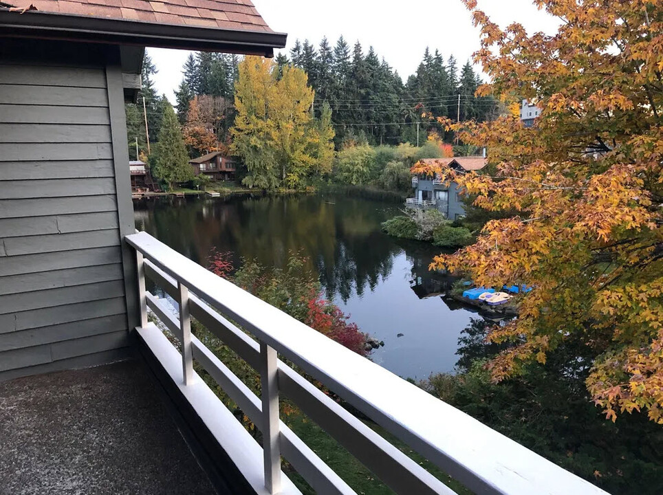 19428 Aurora Ave N, Unit 433 in Shoreline, WA - Foto de edificio