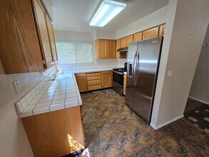 5042 Canyon Run Dr in Sparks, NV - Foto de edificio - Building Photo