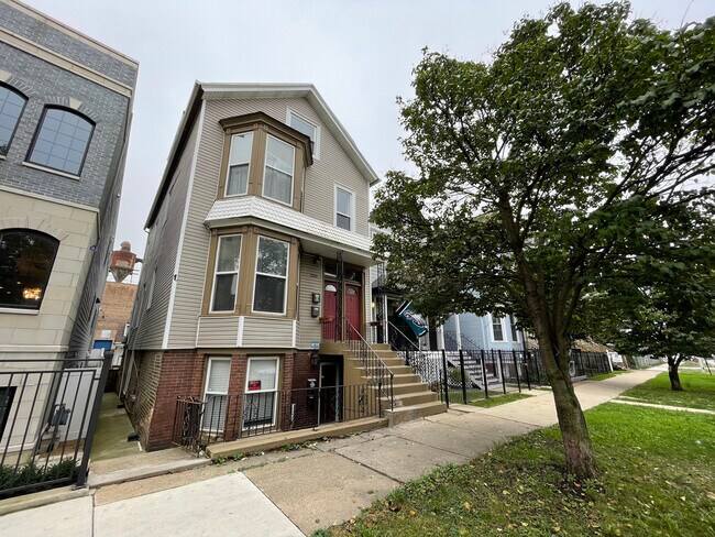 2335 W Barry Ave-Unit -3 in Chicago, IL - Building Photo - Building Photo