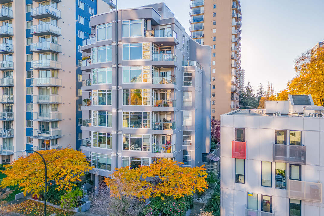 Chateau Comox in Vancouver, BC - Building Photo