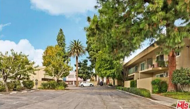 11138 Aqua Vista St, Unit 9 in North Hollywood, CA - Building Photo - Building Photo