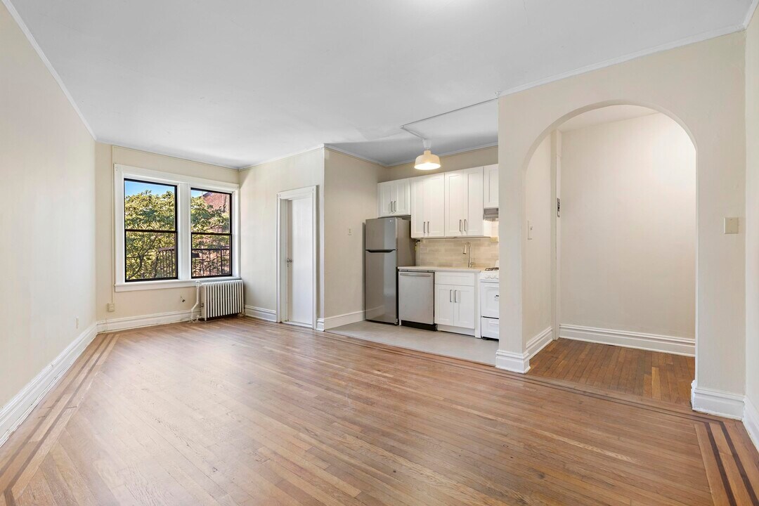 821 Bergen Ave in Jersey City, NJ - Building Photo