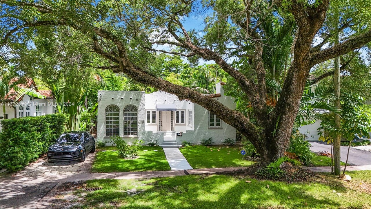 633 Alcazar Ave in Coral Gables, FL - Foto de edificio