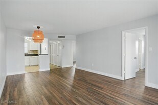 170 Turtle Lake Ct in Naples, FL - Building Photo