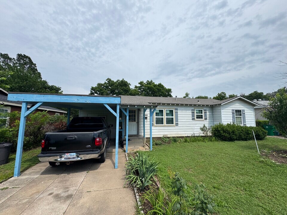 3208 Sunday St in Haltom City, TX - Building Photo