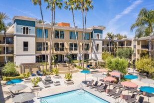 Plaza at Sherman Oaks in Sherman Oaks, CA - Building Photo