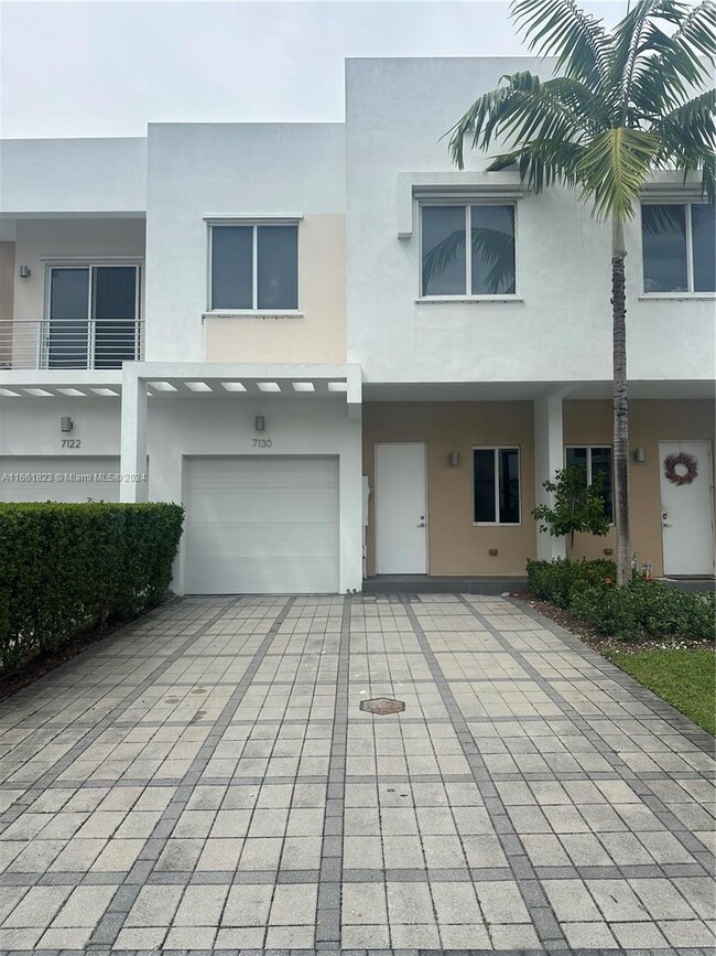 7130 NW 103rd Path in Doral, FL - Building Photo - Building Photo