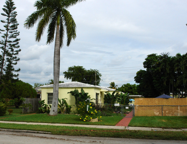 1947 Plunkett Ct in Hollywood, FL - Building Photo - Building Photo