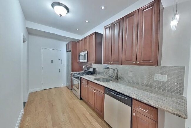 749 9th Ave in New York, NY - Building Photo - Building Photo