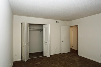 Thousand Oaks Apartments in Virginia Beach, VA - Building Photo - Interior Photo