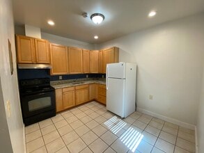 527 Oldham St, Unit 2nd Floor in Baltimore, MD - Foto de edificio - Building Photo