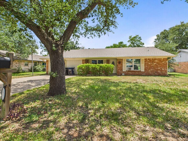 1402 Village Dr in College Station, TX - Building Photo - Building Photo
