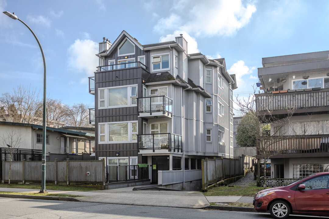 2184 Triumph St in Vancouver, BC - Building Photo