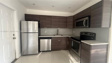 560 NE 67th St in Miami, FL - Building Photo - Building Photo