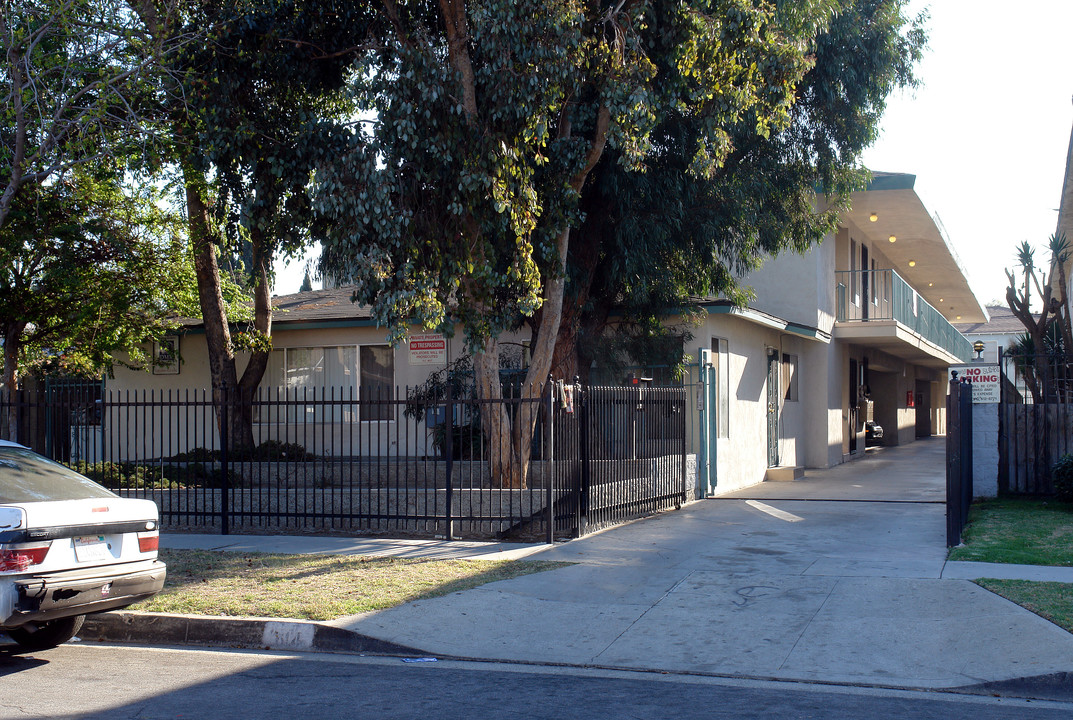 614 S Myrtle Ave in Inglewood, CA - Building Photo