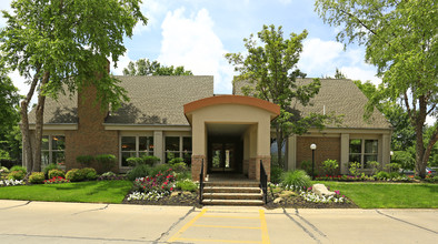 Crossings Village in Westlake, OH - Foto de edificio - Building Photo
