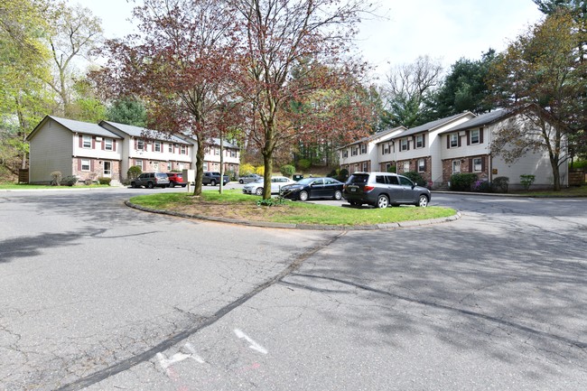 Love Lane Village in Manchester, CT - Foto de edificio - Building Photo