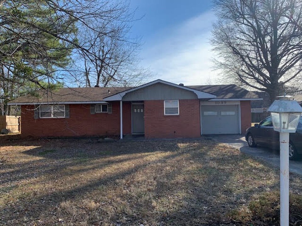 1039 W Bel Air Dr in Fayetteville, AR - Building Photo