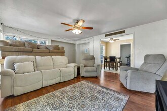 520 Helena St in Bryan, TX - Building Photo - Building Photo