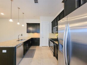 1815 Crestdale Dr in Houston, TX - Building Photo - Building Photo