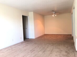 1913 W 1st St in Ankeny, IA - Foto de edificio - Building Photo