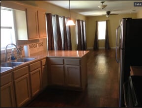 609 West Nettie Avenue, Unit House2 in Kingsville, TX - Foto de edificio - Building Photo