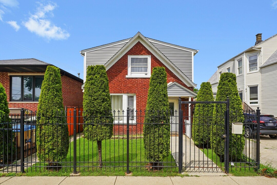 2220 N Monitor Ave in Chicago, IL - Building Photo