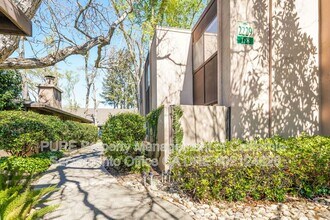 2229 Woodside Ln in Sacramento, CA - Building Photo - Building Photo