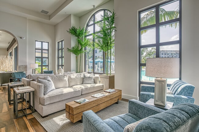 Lago in Naples, FL - Foto de edificio - Interior Photo
