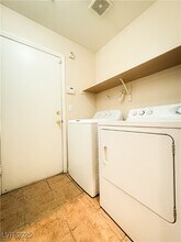 9436 Lake Creek St in Las Vegas, NV - Building Photo - Building Photo