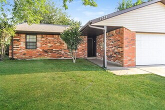 1074 Dover Mansion in Yukon, OK - Building Photo - Building Photo