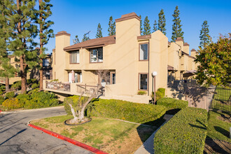 Victoria Townhomes in Carson, CA - Building Photo - Building Photo