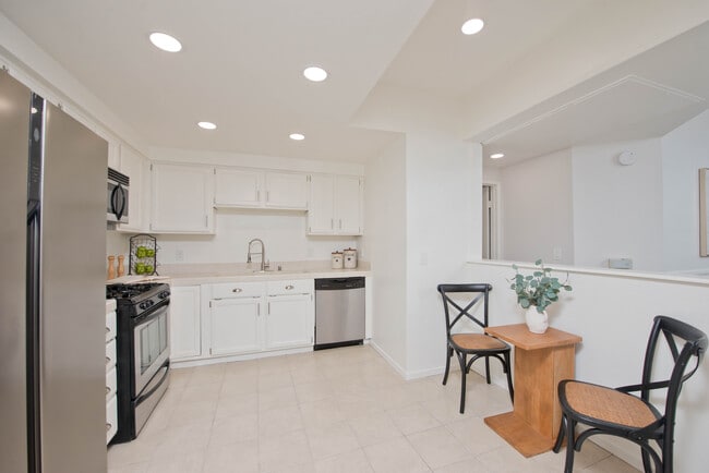 14347 Albers St, Unit Apt 206 in Los Angeles, CA - Foto de edificio - Building Photo