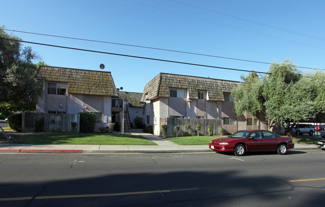 1091 N Bates Ave in Dinuba, CA - Building Photo - Building Photo