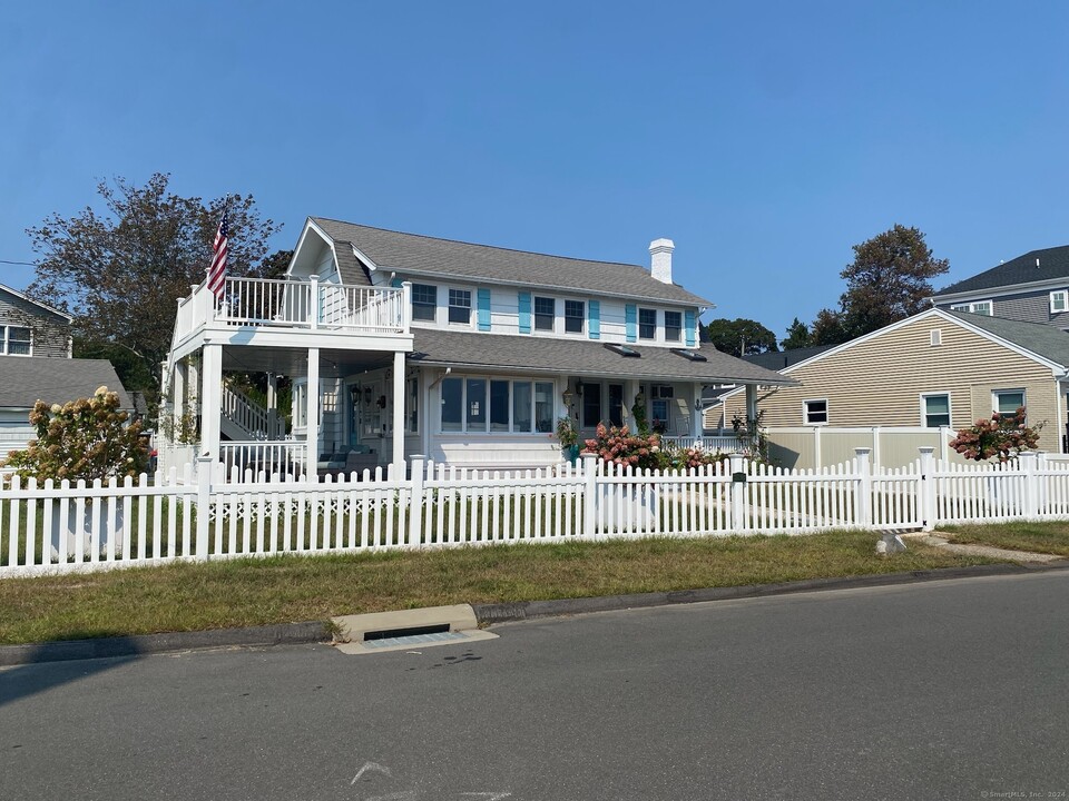 91 Bayshore Dr in Milford, CT - Foto de edificio