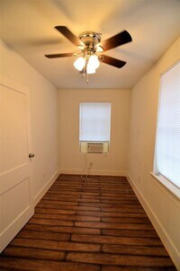 1210 Henry St photo'