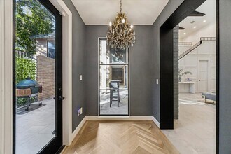 10 S Briar Hollow Ln in Houston, TX - Building Photo - Building Photo