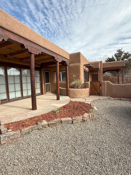 1259 Cerro Gordo Rd in Santa Fe, NM - Building Photo