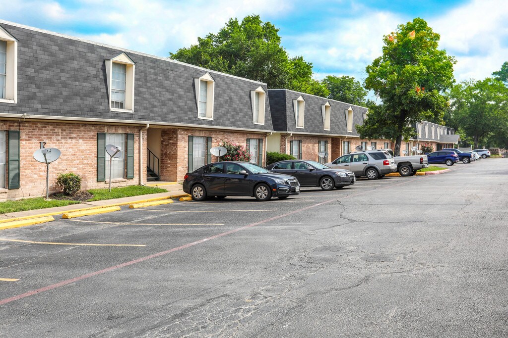 The Oaks Apartments Huntsville, TX Apartments