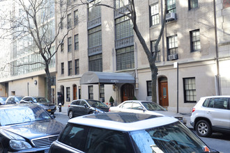 40 W 67th St in New York, NY - Foto de edificio - Building Photo