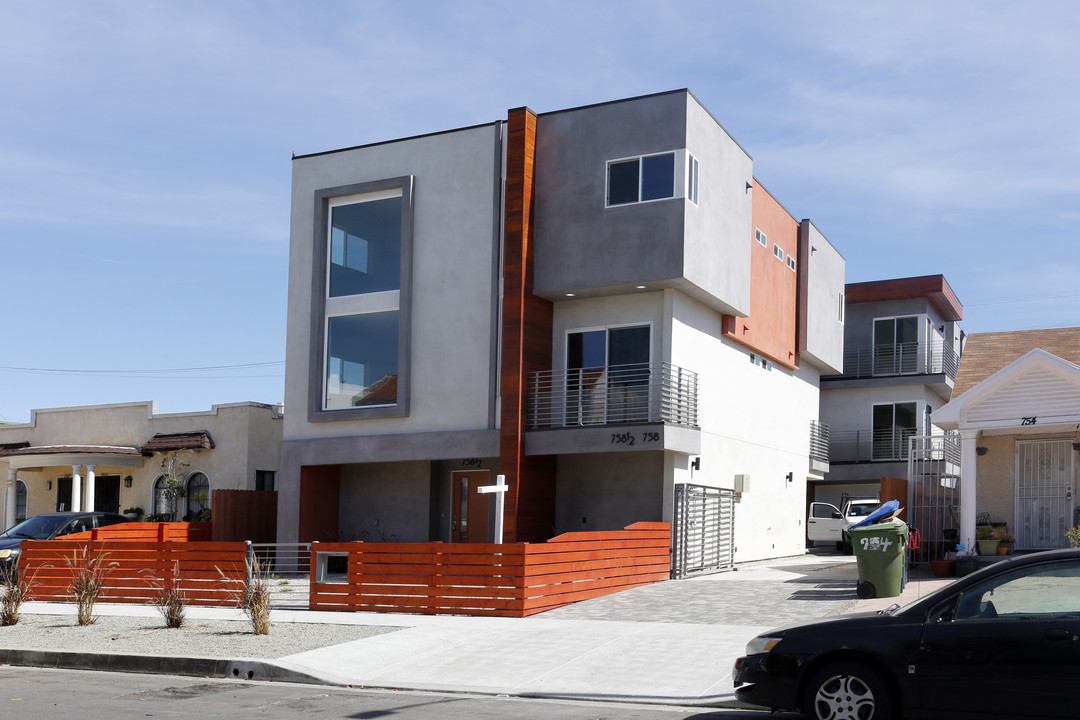 756 N Ridgewood Pl in Los Angeles, CA - Building Photo