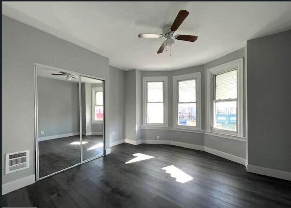 2437 W Toronto St in Philadelphia, PA - Building Photo