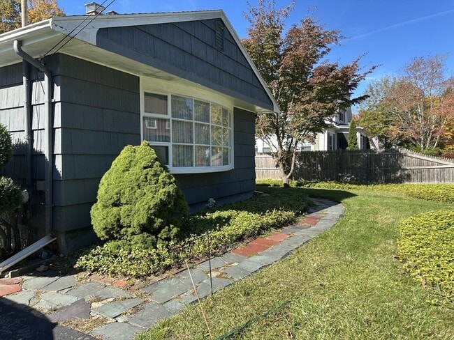 31 Glenmere St in West Bridgewater, MA - Building Photo - Building Photo