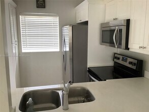 5181 W Oakland Park Blvd in Lauderdale Lakes, FL - Building Photo - Building Photo