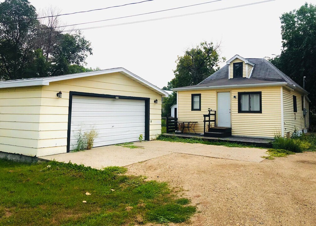 901 2nd Ave NW in Minot, ND - Building Photo